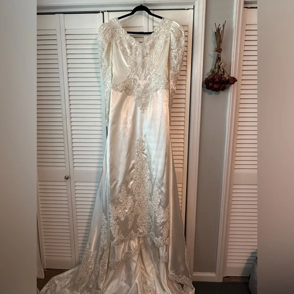 Stunning classic wedding dress - Picture 2 of 16